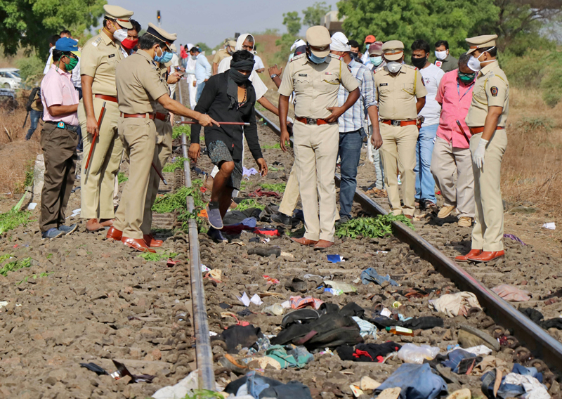 भारतमा सुक्रबार ट्रेनले कुल्चिएर १६ हिडेर घर फिर्किरा मजदूर को ज्यान गयो