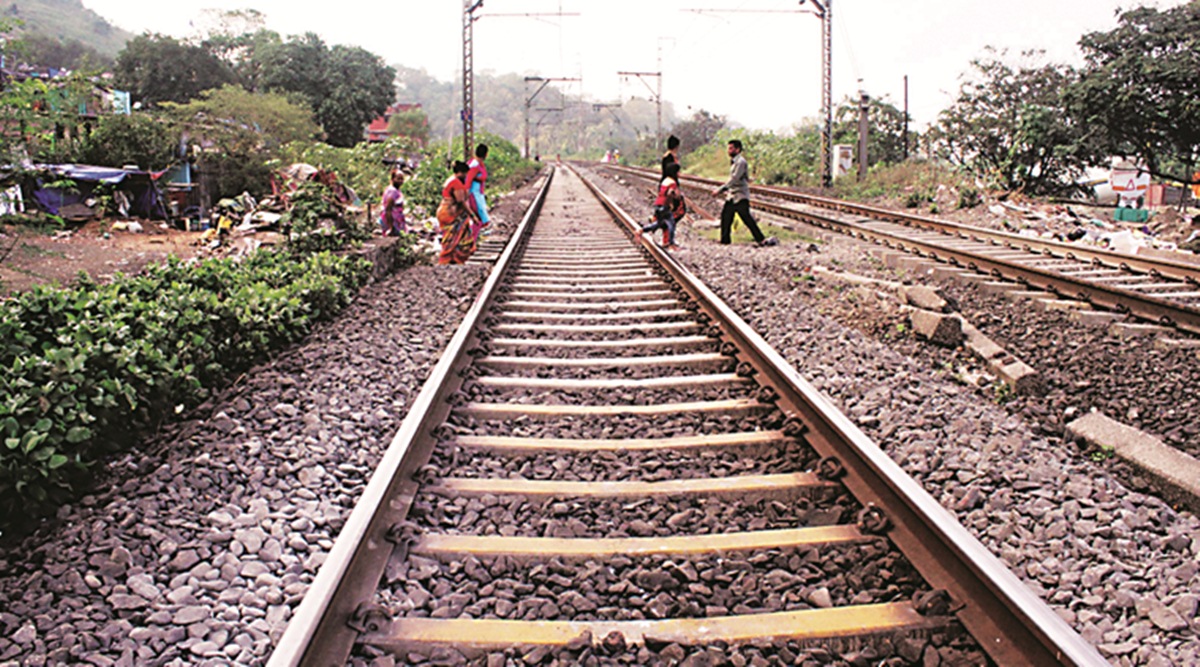 15 People Died In India By Train in Tracks