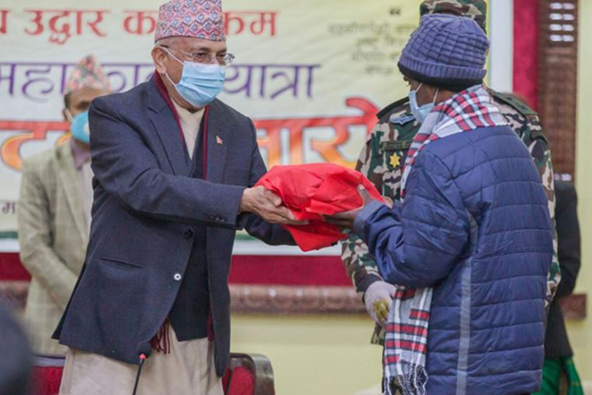 सडकमा भेटिएका दुई बङ्गलादेशीलाई स्वदेश फर्काइँदै, ओलीले गरे बिदाइ