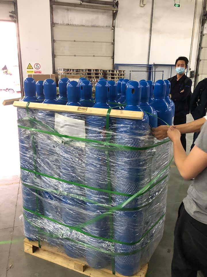 चीनबाट ४०० अक्सिजन सिलिन्डर बोकेर नेपाल एयरलाइन्सको जहाज काठमाडौं आइपुग्यो