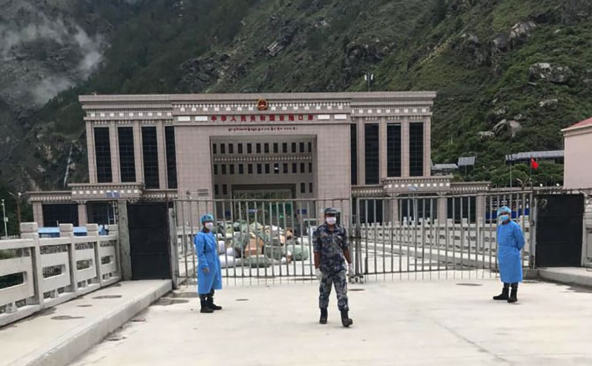 अर्बौं मूल्यका सामान केरुङमै रोकिए