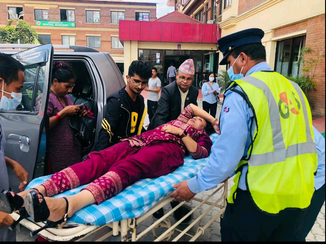 राजनीति नै समाजसेवा हो भन्दै पार्टीको कार्यक्रम छोडी हस्पिटल पुगे नेता फुयाल