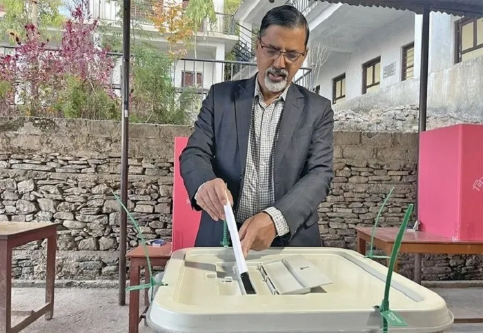 अर्थमन्त्री जनार्दन शर्माद्वारा मतदान