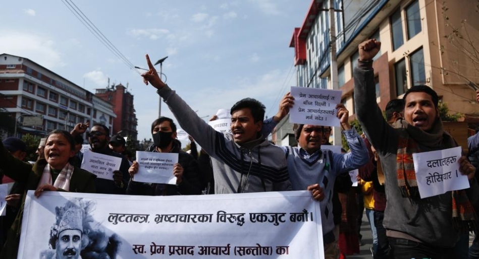 आफैंमाथि आगो लगाएका इलामका प्रेमप्रसाद आचार्यलाई न्याय माग गर्दै प्रदर्शन