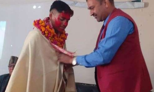 क्रिकेटर प्रतिश जिसी प्यूठानमा नगदसहित सम्मानित