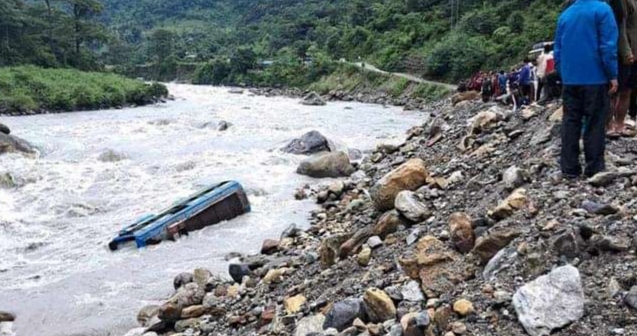 मर्स्याङ्दी नदीमा बस खस्दा चालक बेपत्ता