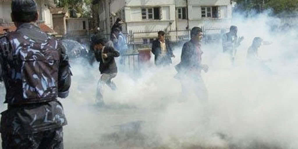 दुर्गा प्रसाई प्रदर्शन: प्रहरीद्वारा आधा दर्जन अश्रु ग्यास प्रहार