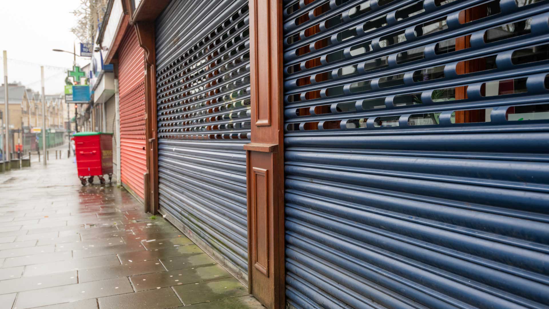 महानगरपालिकाले न्युरोडमा पार्किङ रोक लगाएपछि व्यवसायीहरु सटर बन्द गरेर बिरोधमा