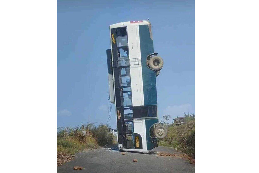 पोखराको लेखनाथ अर्चलेमा बस दुर्घटना : दुई जना घाइते