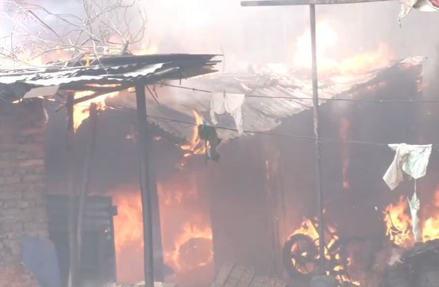 काठमाडौंको शङ्खमूलमा आगलागी, पसलहरुमा क्षति