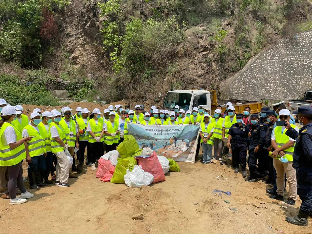 सुनकोशीमा यसरी रोकियो चुहावट हुन लागेको करिब २५ टन प्लाष्टिकजन्य फोहोर