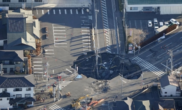 सडकमा अकस्मात् बनेको खाल्डोमा ट्रकसहित खसे चालक, बाहिर निकाल्ने प्रयास जारी