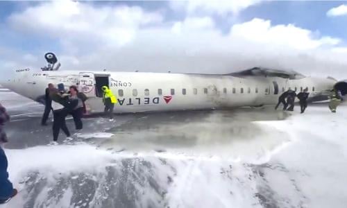 टोरन्टोमा अवतरण गर्दा विमान पल्टियो, तीन गम्भीर घाइते