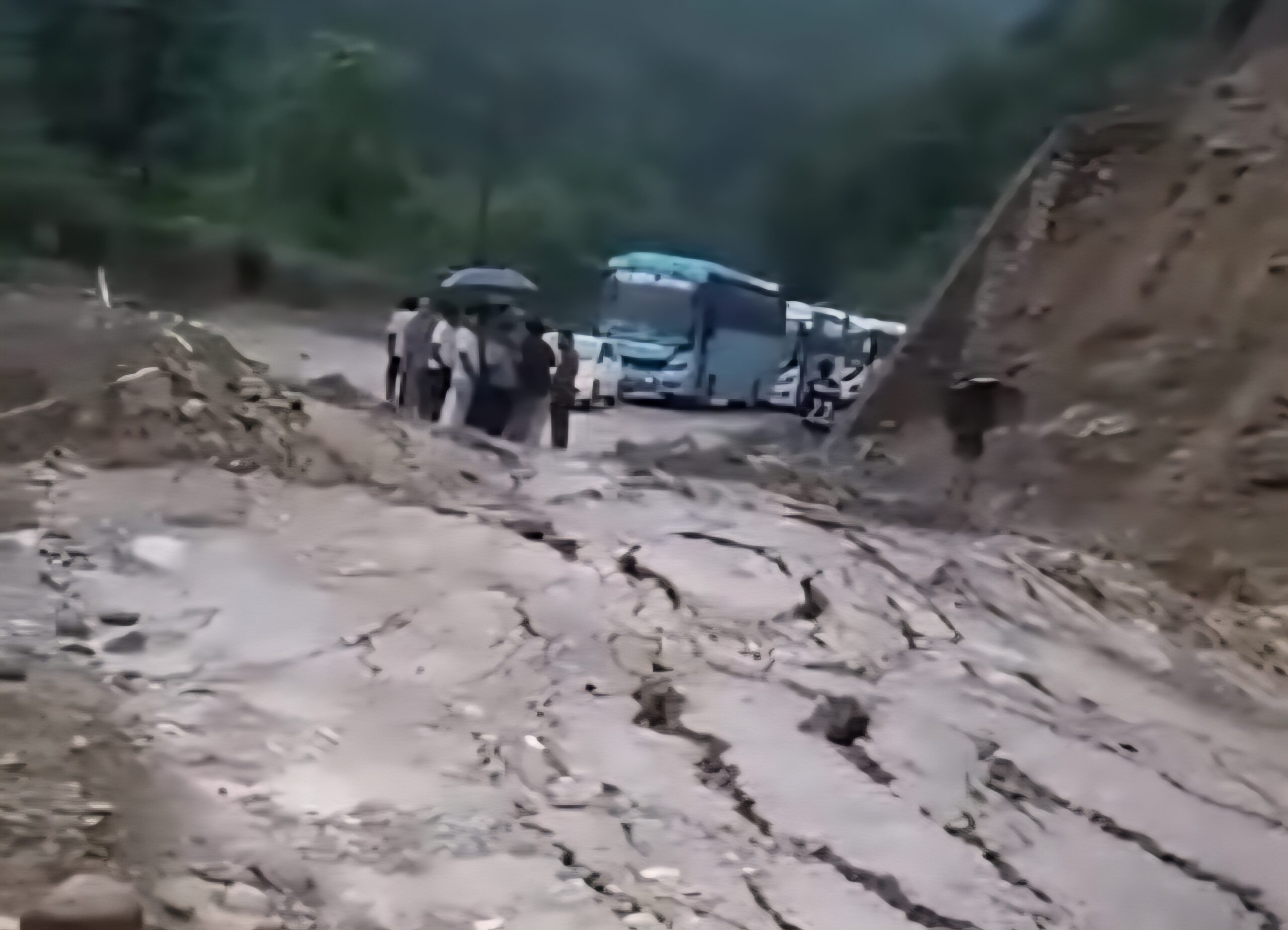 दाउन्नेमा स​ड​क भासियो, स​ड​कख​ण्ड अव​रुद्ध