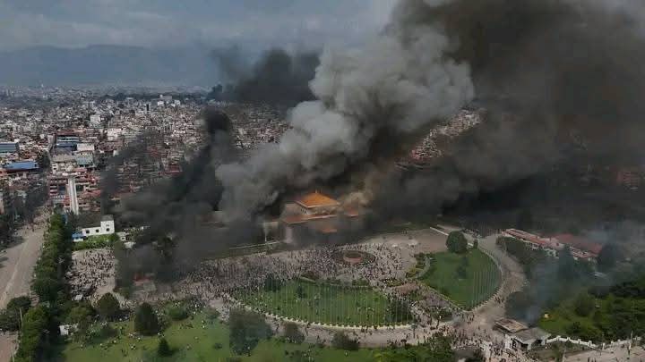 प्रदर्शनकारीद्वारा नयाँ बानेश्वरस्थित संसद् भवनमा आगजनी