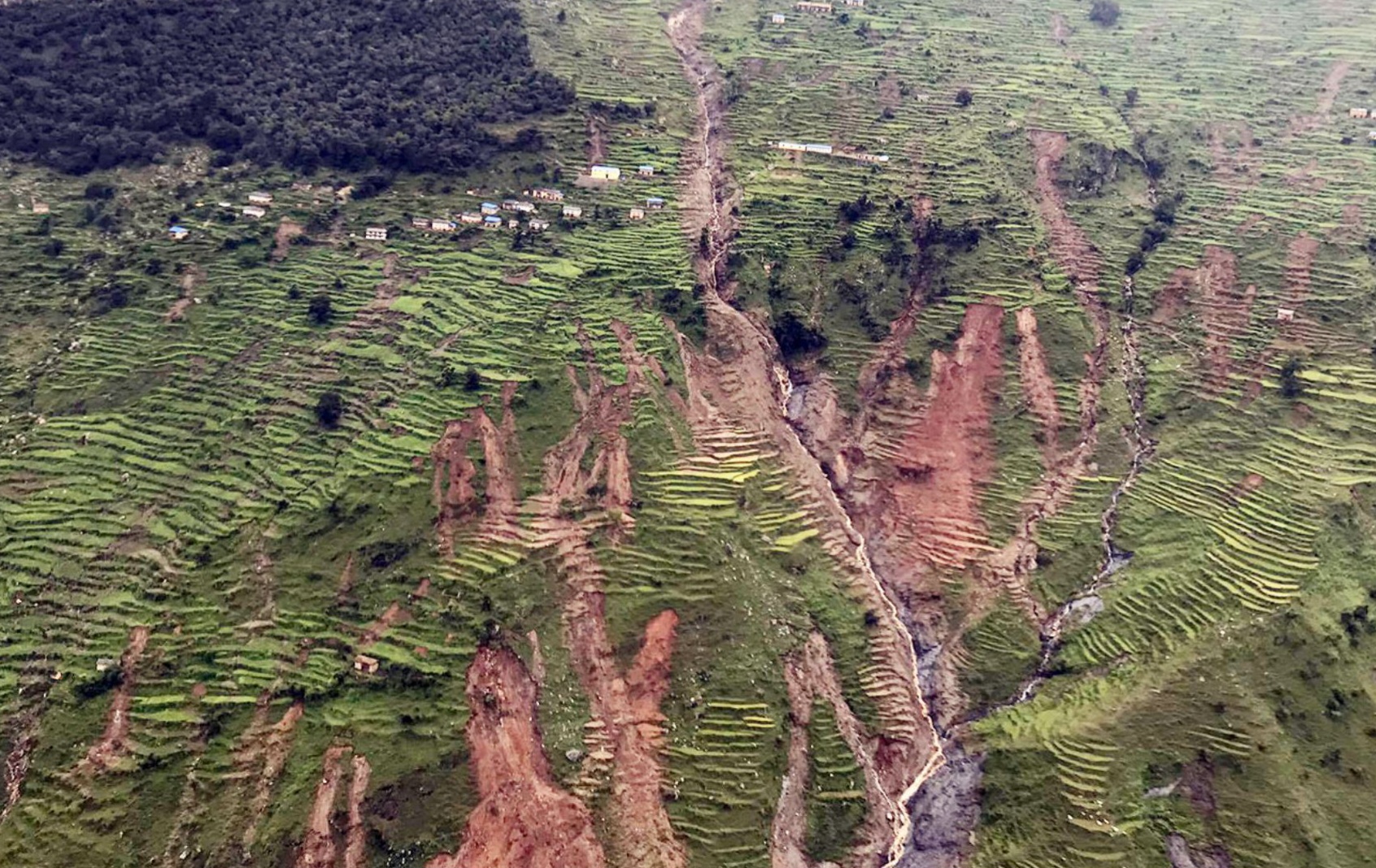 इलाममा पहिरोमा पुरिएर कम्तीमा पनि दुई जनाको मृ’त्यु